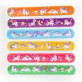 Braccialetti a scatto colorati con unicorni e arcobaleni per feste di compleanno - Braccialetto Slap / Set da 12