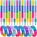 Braccialetti pop-it antistress in silicone colorato, mostrati piatti e arrotolati. - Stile Casuale