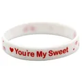 Detailansicht eines weißen Silikon-Valentinstagsarmbands mit der Aufschrift You're My Sweet - Stil 7 (Weiß YOU'RE MY SWEET)