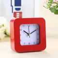 Primer plano detallado de un reloj despertador cuadrado rojo simple para estudiantes - Rojo