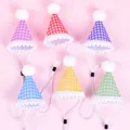 Vista detallada de seis minigorros de fiesta a cuadros para mascotas con correas ajustables. - Gorro Con Borde De Encaje A Cuadros / Juego de 6 / Combinación De Estampado De Cuadros