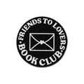 Emaille-Pin Brosche mit Friends to Lovers Book Club Text und Briefumschlag-Design - Dunkler Text (sxz032-7)