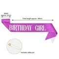 Detailansicht der lila Glitzer Birthday Girl Schärpe mit Sicherheitsnadel und Maßen. - Mädchen / 160x9.5cm (Mit Sicherheitsnadel) / Lila mit holografischen Buchstaben