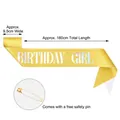 Detailansicht der goldenen Glitzer-Schärpe Birthday Girl mit Maßen und Sicherheitsnadel - Mädchen / 160x9.5cm (Mit Sicherheitsnadel) / Gold Mit Regenbogenbuchstaben