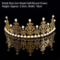Detalle de corona dorada con perlas para tartas, unos 5,5 cm de alto y 16 cm ancho - S / Dorado