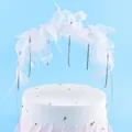 Elegante taarttopper boog met witte veren, chiffon blaadjes en zilveren strass steentjes - Diamant Veer Boog