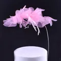 Adorno de tarta de flor de malla rosa con perlas y plumas para las tartas de cumpleaños. - Rosa