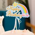 Detailaufnahme eines glitzernden Happy Birthday Kuchendeckels mit Regenbogenmotiv - Blau Regenbogen Einhorn / Blau