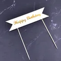 Gros plan de la décoration de gâteau Happy Birthday avec lettrage doré très élégant - Bannière Lettres Marquage à Chaud