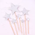 Vue détaillée de diverses décorations de gâteau en forme d'étoile pailletée argent. - Étoile à Cinq Branches / Style de Tige en Plastique / Paillettes argentées
