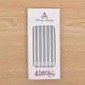 Set mit 6 eleganten silbernen Metallic-Bleistiftkerzen für Geburtstagstortendeko - Bleistiftstil im Karton / 6-teiliges Set / Silber