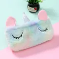 Gros plan d'une trousse licorne en peluche arc-en-ciel avec fourrure douce et broderies - Licorne / Coloré