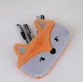 Gros plan d'une trousse en peluche renard contenant plusieurs stylos - Gris Orange