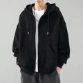 Vista dettagliata di una felpa con cappuccio nera e zip con calda fodera in pile - Taglia S / Top / Nero