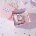Elegante set regalo gioielli rosa per bambina con orologio bianco gatto e bracciale luna stellata - Set Scatola Regalo Orologio Bracciale / Cinturino Bianco