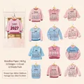 2027 mini bureaukalender in kledingvorm met roze en blauwe gebreide truien - Lente Wol Stijl / 13 Stuks/Verpakking