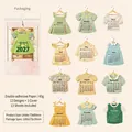 Creatieve mini-bureaukalender 2027 met schattige miniatuur gebreide jurkvormen op hangers - Zomer Gebreide Jurk Stijl / 13 Stuks/Verpakking