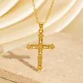 Detailansicht der luxuriösen vergoldeten Kreuz-Halskette mit klaren Zirkonsteinen - Geometrischer Zirkonia Kreuz Stil (C00016) / 18K-Gold / Gold