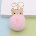 Detailansicht eines rosa Kunstfell-Pompon-Schlüsselanhängers mit Lederbär-Charm - Goldene Kettenschließe / Rosa