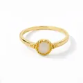 Detaillierte Nahaufnahme eines böhmischen Goldrings mit Sternenblume und Opalstein - Sternenopal Stil (JZ806G-T)