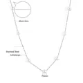 Detailoverzicht van roestvrijstalen parelketting met 6mm parels en 45cm kettinglengte - Sleutelbeenketing met Afstandhouders van Kunstparels (NE235806S) / Zilver