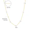 Detailweergave van een vergulde roestvrijstalen ketting met 6mm parels en afmetingen - Gouden Sleutelbeenketing met 7 Kunstparels (NE235806G) / Goud
