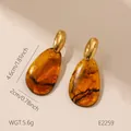 Boucles d'oreilles Maillard vintage en résine ambrée et acier inoxydable doré - Style Goutte d'Eau Texturé Ambre (BJGE2259)
