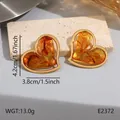 Grandes boucles d'oreilles vintage en acier doré en forme de cœur avec résine ambrée - Style Cœur Ambre (BJGE2372)