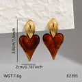 Boucles d'oreilles cœur en résine ambrée rétro en acier inoxydable avec dorure - Style Rétro Cœur Ambre (BJGE2395)