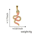 Luxe vergulde slangenhanger met roze emaille en accenten van zirkonia steentjes - Dieproze