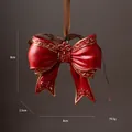 Vintage rode kunsthars strik kerstboom ornament met gouden filigraan details - Rode strik