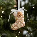 Vintage kerstsok decoratie van hars met goudpatroon en lintje, afmeting van 8x6 cm - Witgouden Serie Kerstsok