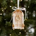 Prachtig vintage wit en gouden hars vensterboog kerstboom ornament, afmetingen 9x5,5 cm. - Witgouden Serie Kransdeur