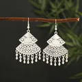 Eleganti orecchini stile Miao argento con intricate incisioni cave e lunghe nappe - Stile nappa a goccia cava a forma di ventaglio a doppio strato (E6813) / Argento
