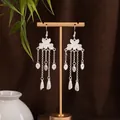 Eleganti orecchini etnici Miao con lunghe nappe d'argento su supporto dorato - Stile Nappa a Tre Petali (E4931) / Argento