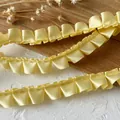 Hellgelbe plissierte Satin-Rüschenspitze für Puppenkleidung und DIY-Bastelarbeiten - Gelb