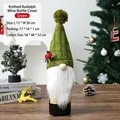 Grüne gestrickte Weihnachts-Gnom-Weinflaschenhülle mit langem weißen Bart und Beere - Grüner Waldmann-Stil