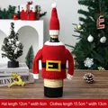 Festliches gestricktes Weinflaschen-Set mit Weihnachtspullover und Weihnachtsmütze - Roter Gürtel Kleidungsstil