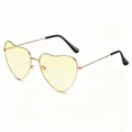 Modische herzförmige Sonnenbrille mit roségoldenem Metallrahmen und gelben Gläsern - Hellgelb