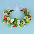 Corona de flores hecha a mano con flores artificiales de colores y hojas verdes. - Estilo de Perla Blanca Pura (9)