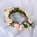 Corona de flores hecha a mano con rosas rosa y hojas verdes para fiesta infantil - Corona de Flores Artificiales Rosa Pálido y Champaña (Nº 42)