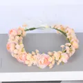 Exquisita corona de flores hecha a mano con rosas rosas y hojas verdes para niñas y novias - Corona de Flores con Cinta de Gasa Rosa (Nº 34)