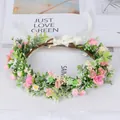 Corona de flores hecha a mano con rosas rosas y hojas verdes para accesorio del cabello. - Estilo Floral Rosa Verde y Blanco (41)