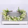 Corona de flores estilo bosque con delicadas flores blancas y hojas verdes frescas - Estilo de Flores Pequeñas Blancas y Amarillas (26)