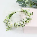 Corona de flores hecha a mano con margaritas blancas y hojas verdes para el cabello - Estilo de Rosa Blanca y Margarita (35)