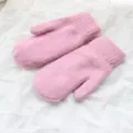 Comode muffole in maglia rosa in pelliccia di coniglio con polsini a costine caldi. - Rosa