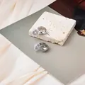 Orecchini a cerchio geometrici argento con cuscinetti in silicone, variante SKU elegante - Orecchino a cerchio a C minimalista argento (E5202-2)