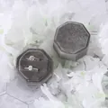 Boîte à bagues octogonale en velours gris de luxe avec deux bagues argentées. - Gris clair
