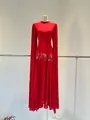 Elegante rode lange avondjurk met ingewikkelde kralenborduurwerk en stijlvolle cape-mouwen. - XS / Dresses / Rood