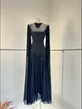 Zwarte avondjurk met kralenborduursel en lange cape-mouwen op een etalagepop model - XS / Dresses / Zwart